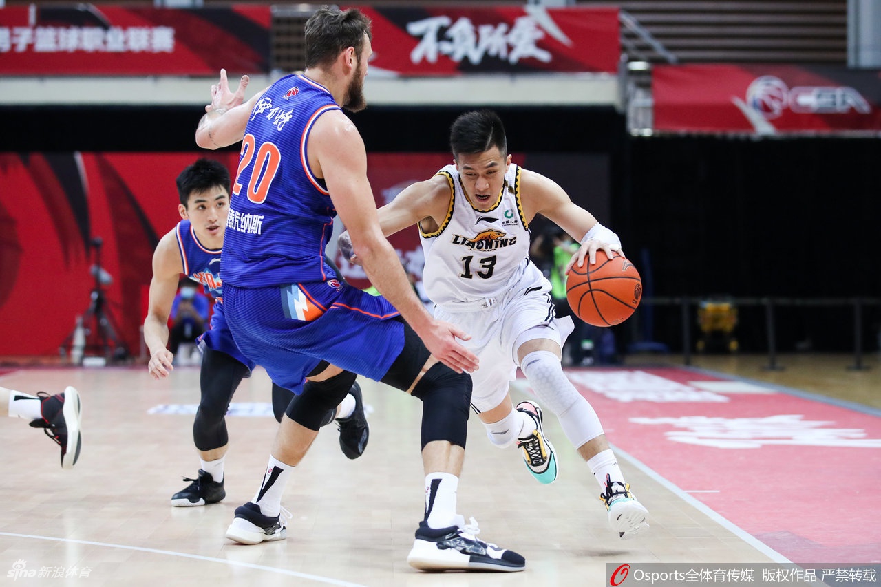 新疆队替补席上一片欢腾，队友们为齐麟的精彩表现振臂高呼，主教练阿的江也露出欣慰的笑容。