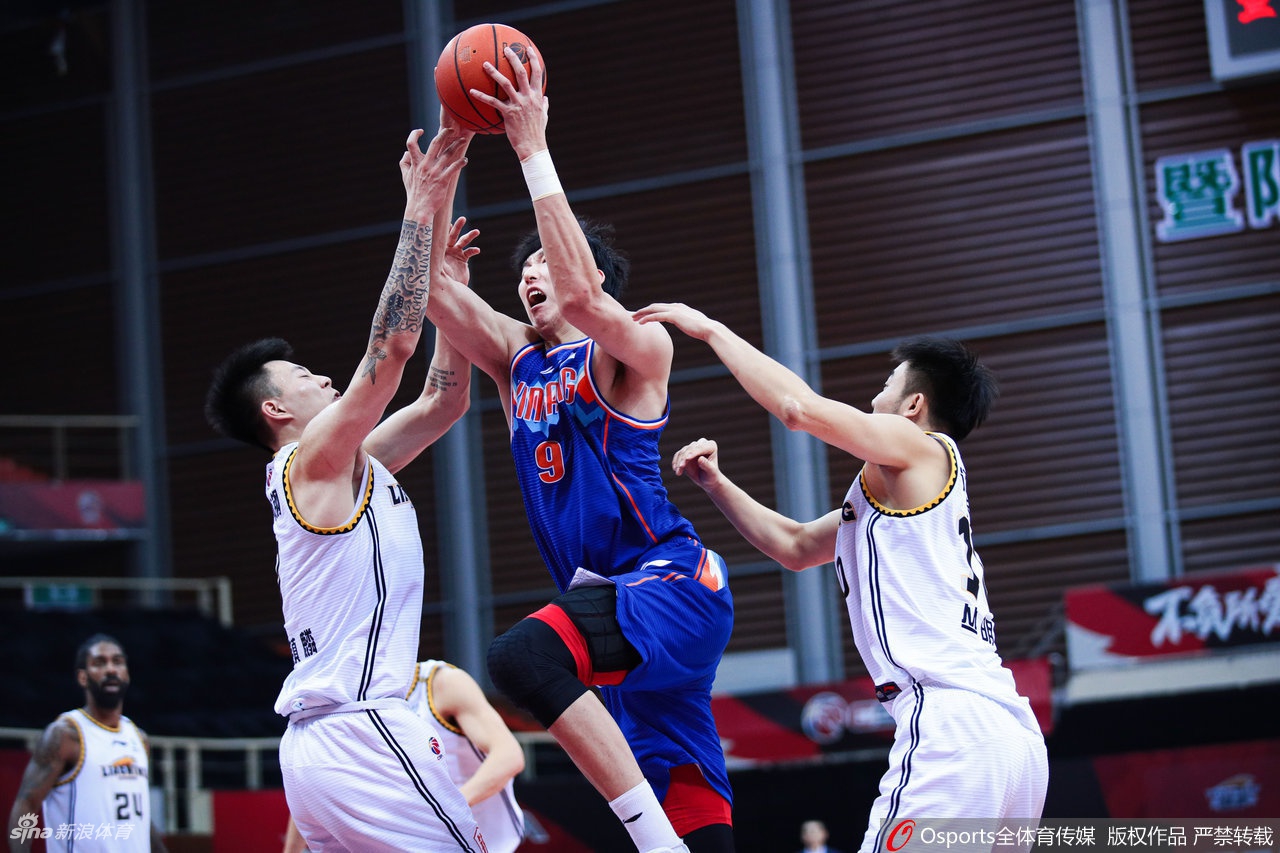 命中三分后的齐麟紧握拳头，脸上露出坚定而自信的神情，那标志性的青春痘在灯光下显得格外醒目。