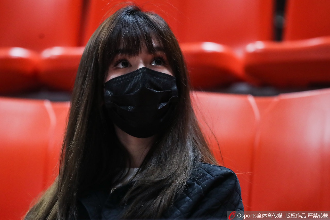 阿迪娜与母亲丁努尔并肩而坐，母女俩的五官宛如复制粘贴，阿迪娜侧身倾向母亲，两人面带微笑，画面温馨有爱。