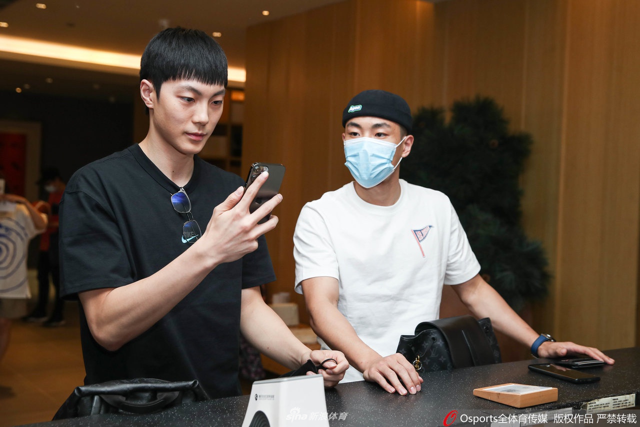 在教练组的注视下,球员们进行着高强度的攻防转换训练,球鞋与地板的摩擦声仿佛是对胜利最急切的渴望。