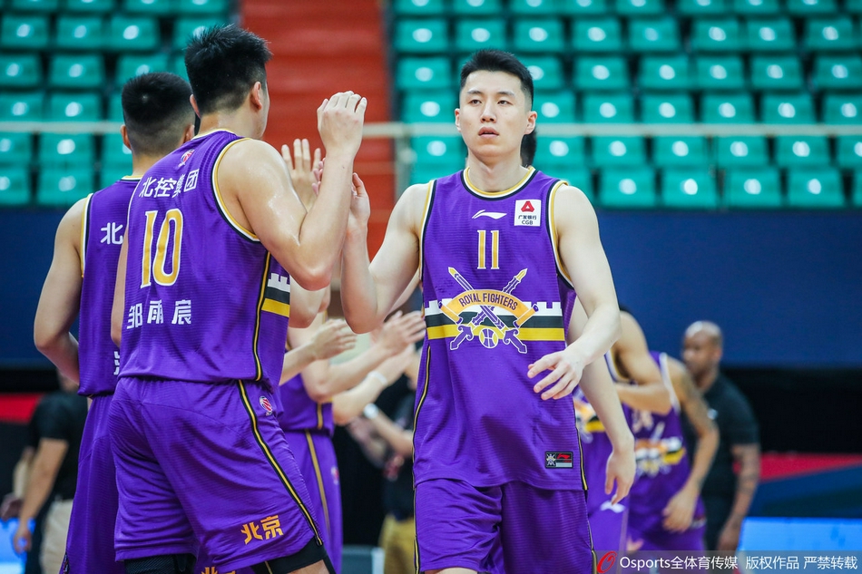 四川队球员朱松玮在对方内线长人如林的禁区之中，毫无畏惧地高高跃起，用一次柔和的指尖挑篮将球送入篮筐，仿佛在宣告新生代力量的崛起。