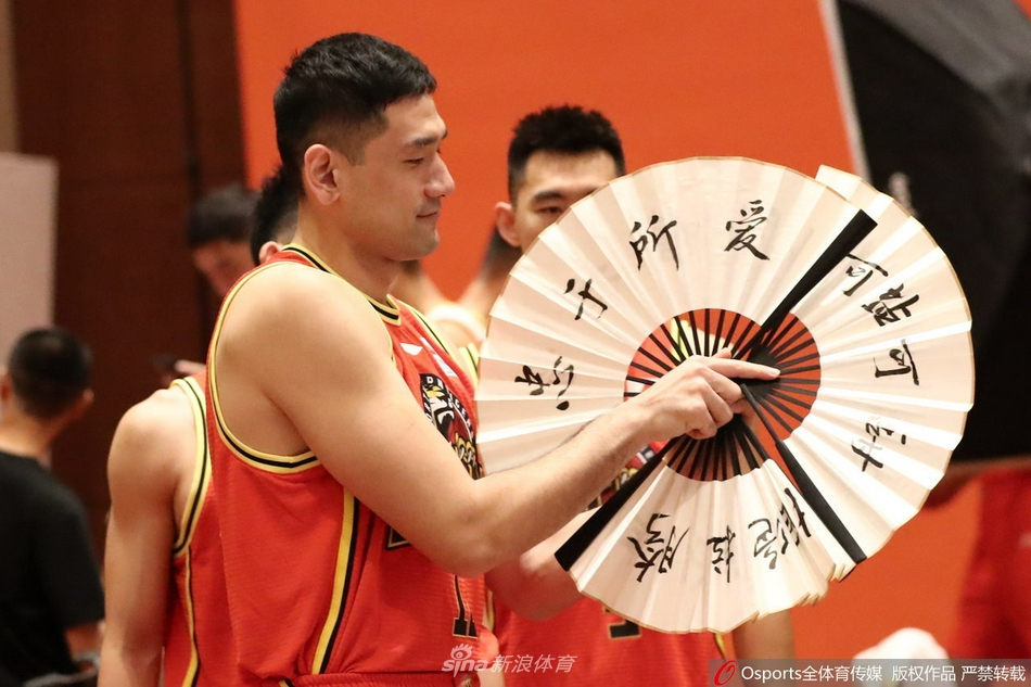 Shams：SGA送隊(duì)友豪華禮籃 包括勞力士手表&手機(jī)&耳機(jī)和定制外套