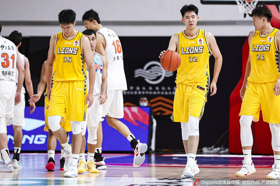 广厦队赵岩昊在三分线外张手命中，皮球划过一道完美的弧线坠入网窝，他握紧拳头庆祝，这一刻他的手感就像点燃胜利烟火的那一簇火星。