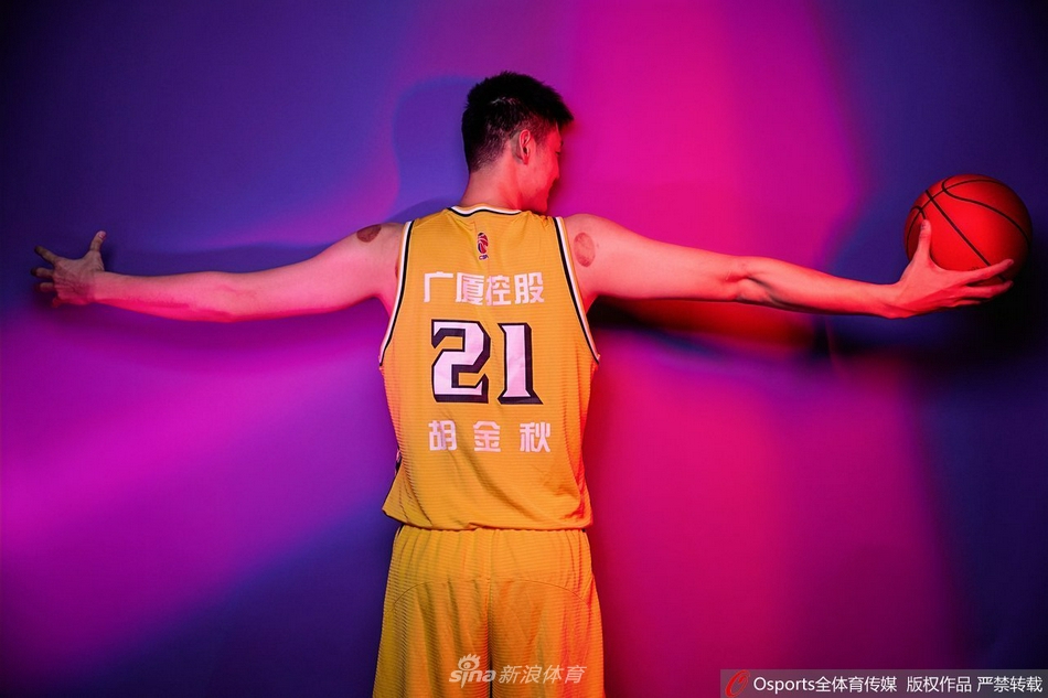 全队集结，众志成城，光影将每个人的轮廓勾勒得格外硬朗，这幅广厦全家福写满了对新赛季的无限憧憬。