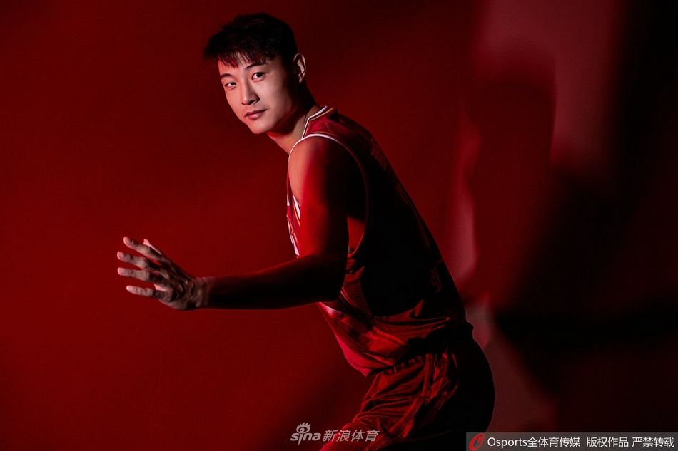 在深邃的背景下,年轻的余嘉豪神情专注而坚定,他高大的身影如同内线的守护神,预示着浙江队新一代长人将撑起禁区的天空。
