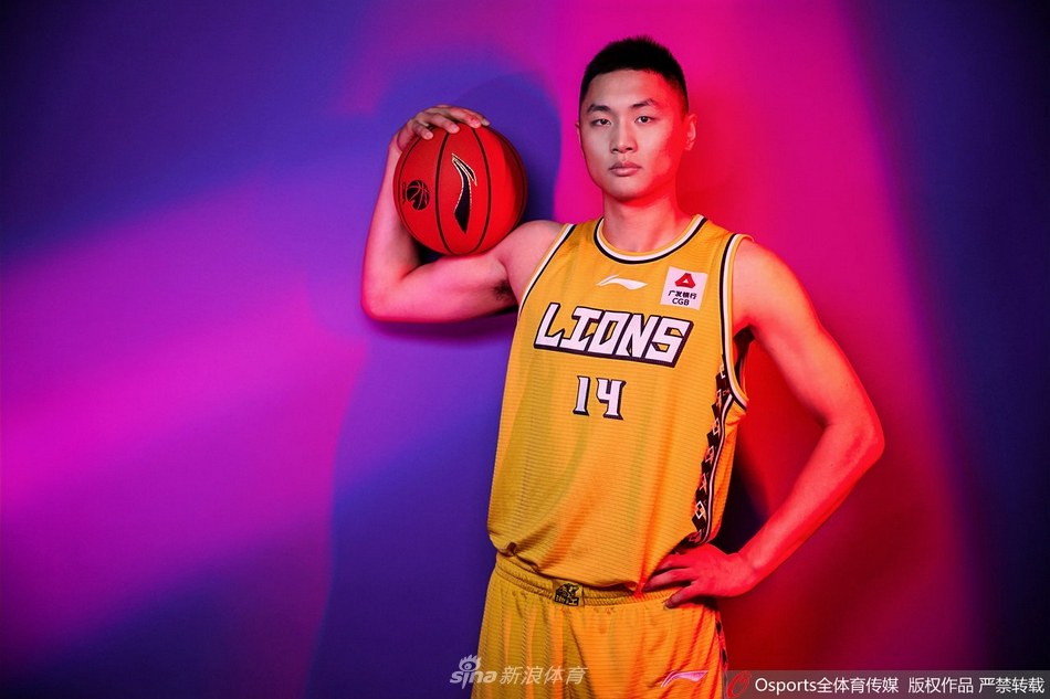 朱俊龙等年轻才俊集体亮相，青春气息扑面而来，他们摆出蓄势待发的姿态，仿佛在宣告广厦的未来同样不可限量。