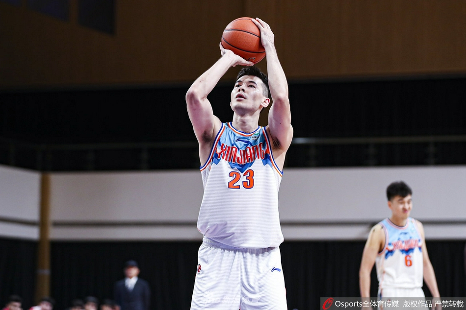 新疆队队长阿不都沙拉木在三人合围之下依然毫无惧色，他舒展身体强行上篮，即便比分落后，那颗渴望为球队带来胜利的心也从未停止跳动。