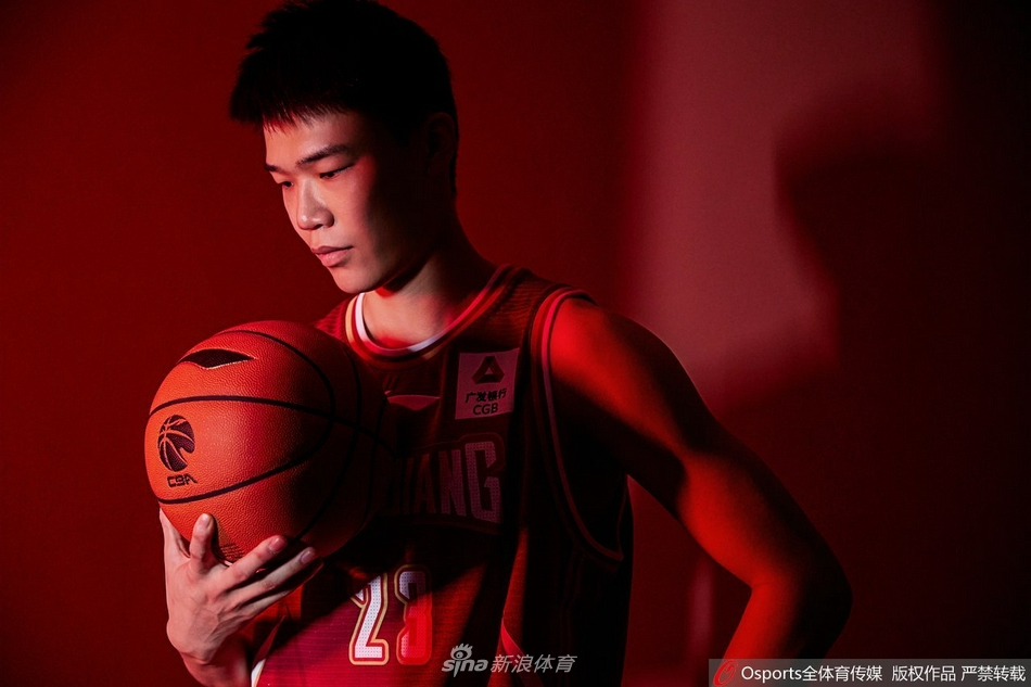 全队成员的合照中,大家肩并肩聚拢在一起,目光共同投向远方,一股强大的团队凝聚力穿透画面,预示着他们将携手并肩,迎接新赛季的一切挑战。