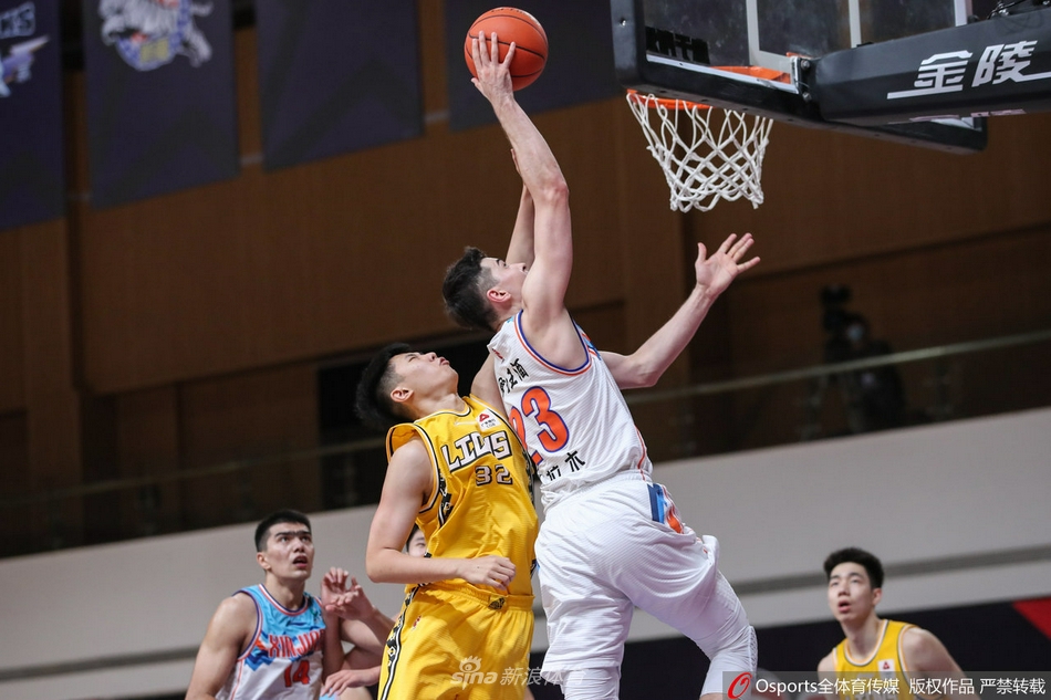 新疆队齐麟腾空而起，犹如一头翱翔的雄鹰，用一记干脆利落的单手劈扣点燃了现场为数不多的火焰，这是青春力量的直接宣泄，也是球队未来锋线的希望之光。