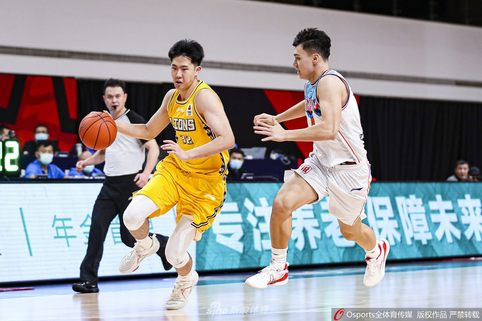 广厦核心孙铭徽面对贴身紧逼防守，用一记鬼魅般的背后运球撕开防线，电光火石间已经杀向禁区，他的速度与技巧让新疆队的后卫线感受到了巨大压力。