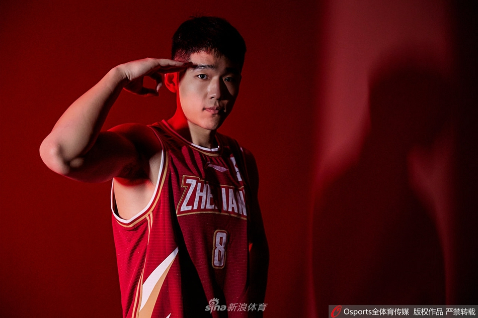 光影交错中,队长吴前的眼神锐利如鹰,他沉静的面容下仿佛蕴藏着随时能撕裂防线的巨大能量,手中的篮球是他最忠实的伙伴。