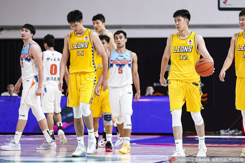 场边的技术台前，新疆队教练阿的江神色严峻地注视着场内，他的目光深邃而复杂，仿佛在思考着如何带领这群年轻的球员穿越眼前的迷雾，找到通往胜利的航向。