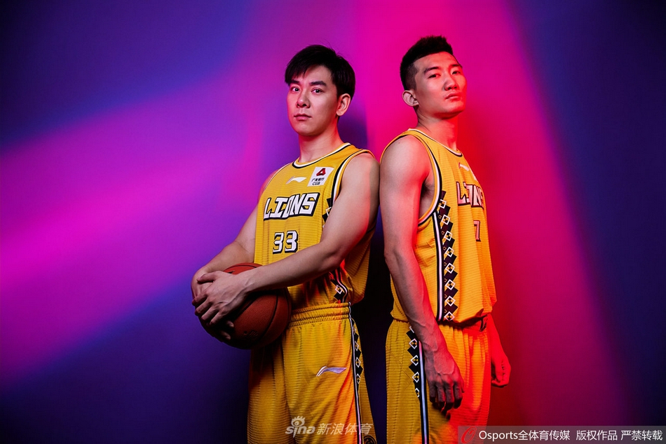 神射手赵岩昊双手交叉于胸前，眼神略带慵懒却难掩杀手本色，正如他精准的三分球，总能在不经意间一剑封喉。