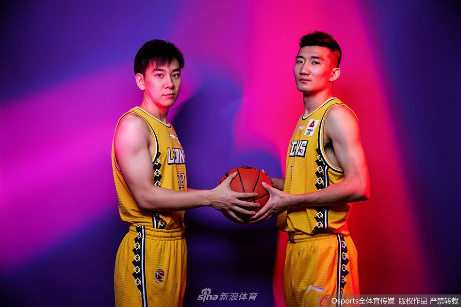 后场核心孙铭徽单手托球，面带微笑却暗藏锋芒，仿佛在运筹帷幄，随时准备撕裂对手的防线送出致命一传。