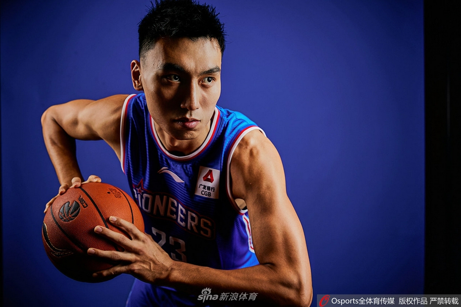 一位球员运球突破的瞬间,动感十足。球衣随着动作飘起,整个画面充满了速度与张力,仿佛正在上演一场无声的激烈对抗。