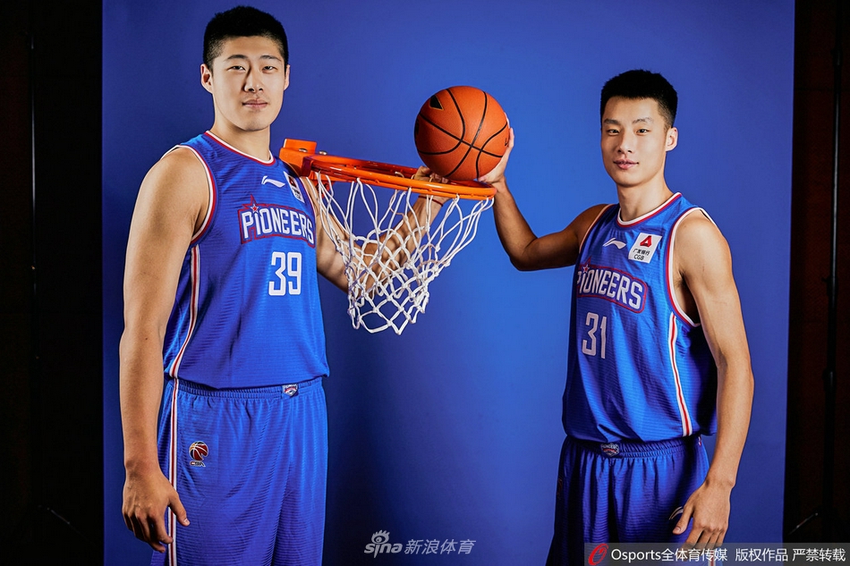 在深邃的聚光灯下,天津先行者的球员们身披战袍,眼神如炬,仿佛在黑暗中寻找胜利的曙光,团队的锋芒在静默中凝聚。