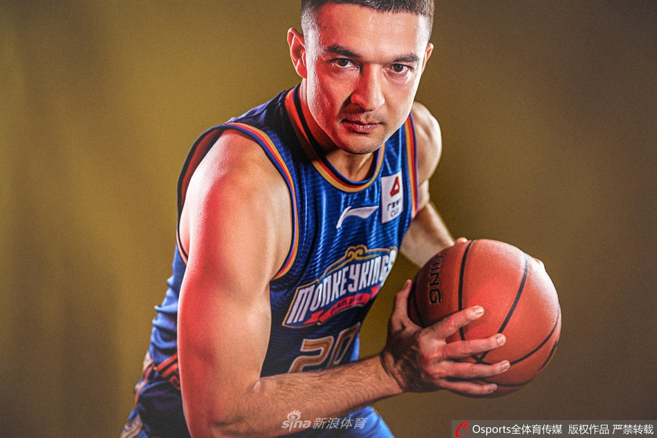 全队球员围拢在一起，拳头紧握，目光共同聚焦于一处，这张充满力量感的合影完美诠释了团队篮球的凝聚力与向心力。