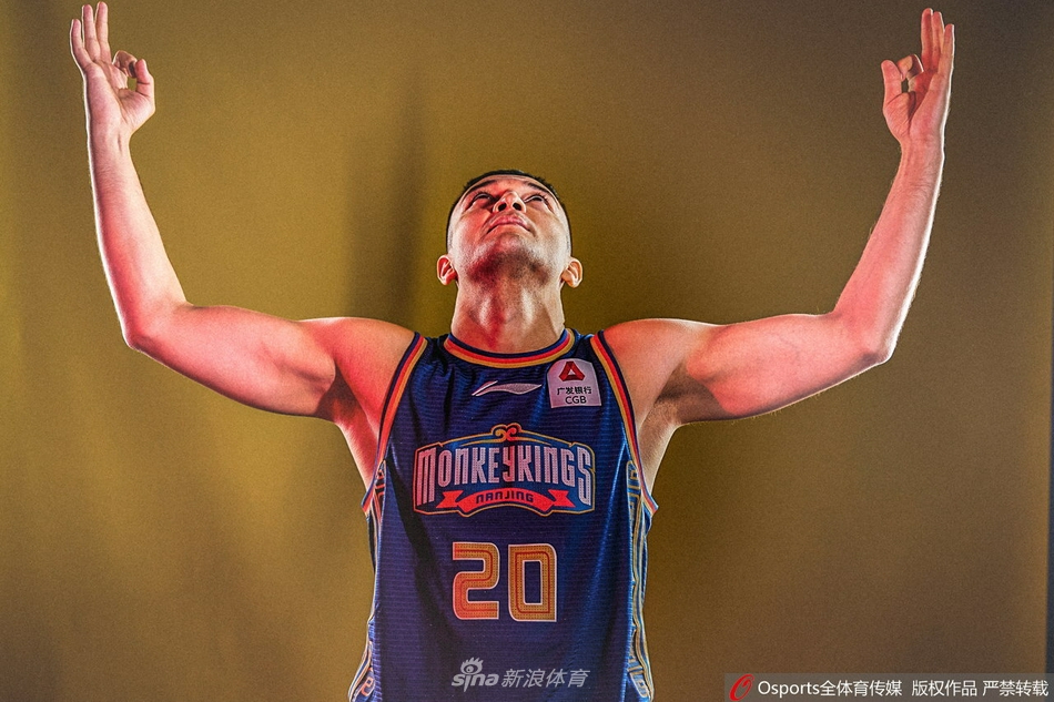 队长西热力江眼神坚毅如炬，紧握篮球仿佛握住了整支球队的命运，身姿中透露出老将的沉稳与领袖风范。