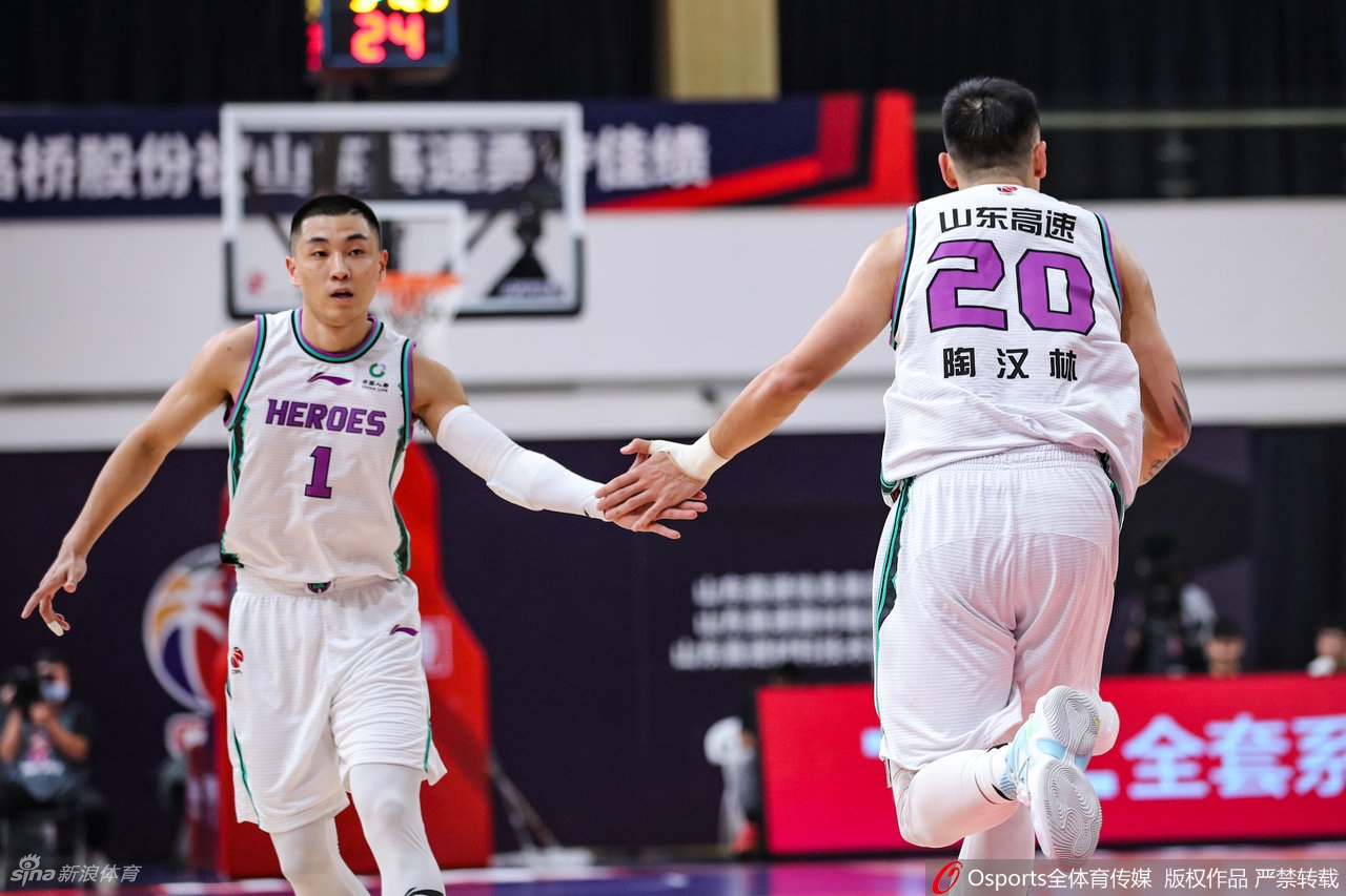 贾诚奋力拼抢前场篮板，肌肉碰撞间展现强硬姿态，为球队争得宝贵二次进攻机会。