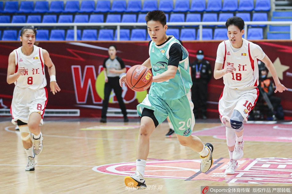 球场灯光璀璨，浙江与福建的球员们在篮下展开激烈拼抢，双方的手臂交织在一起，皮球在空中悬停，定格了这场比赛的激烈与胶着。