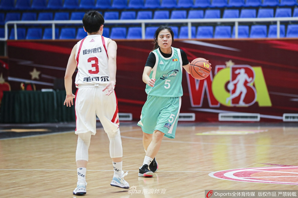 浙江队球员在成功防守后发动快攻，面对福建队的回防，她毫无惧色，高高跃起上篮，动作舒展如大鹏展翅。