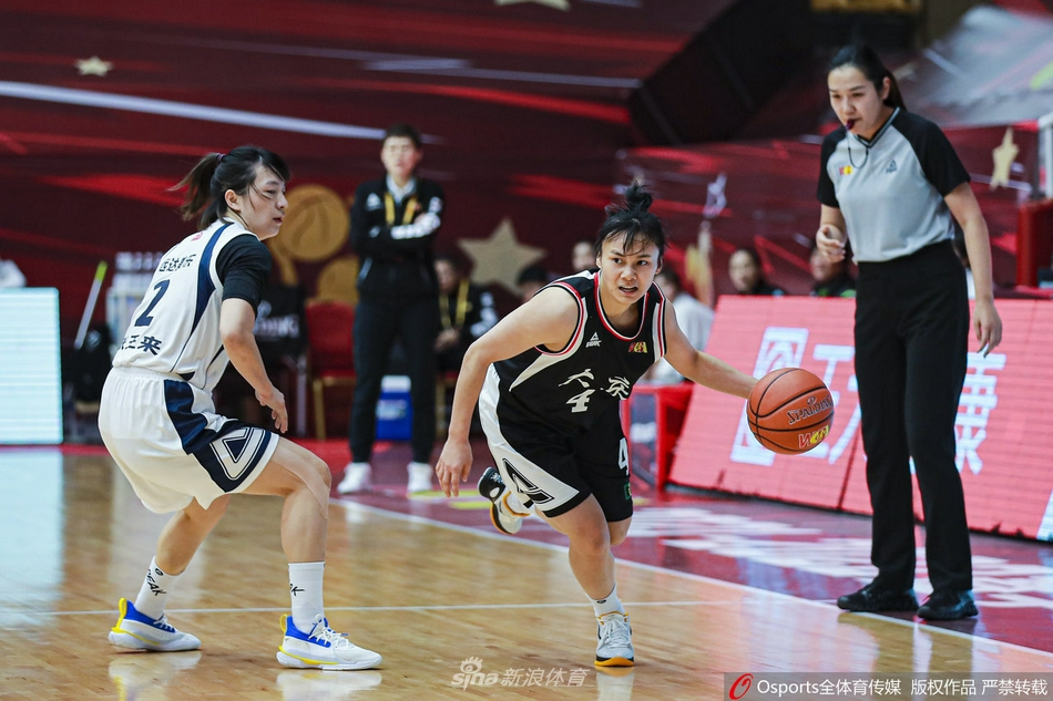 陈晓菊运球突破时遭遇贴身紧防，她身形灵动地变向过掉防守者，眼神专注地盯着篮筐