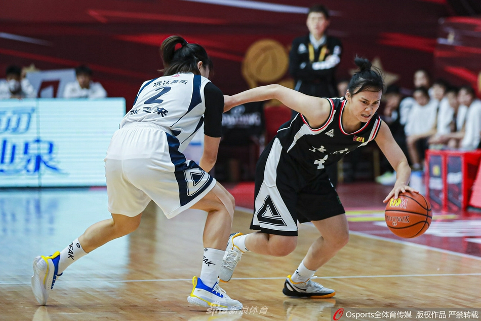 韩旭在篮下面对两人包夹防守，高高跃起指尖拨球，以一记优雅的挑篮将球送入网窝