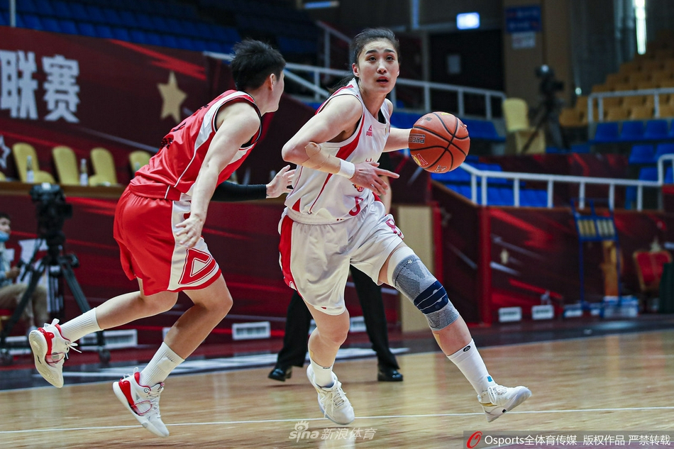 裁判一声哨响,暂停回来的山西女篮队员们围成一圈相互加油鼓劲,团结的气氛感染着现场的每一个人