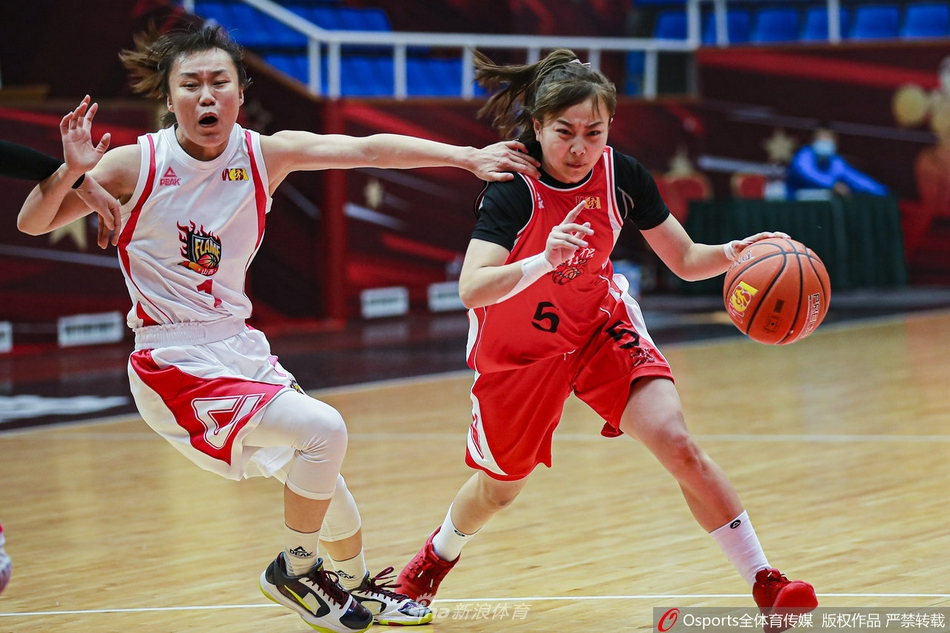 山西队中锋刘佳岑在对方内线三人包夹下依然强硬起跳上篮,展现了本场比赛最佳球员的统治力