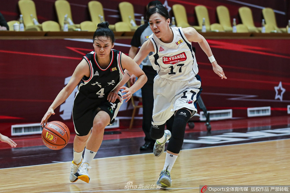 全场比赛结束哨响，四川女篮球员们聚拢在场中央，共同握拳庆祝这场意义非凡的九连胜