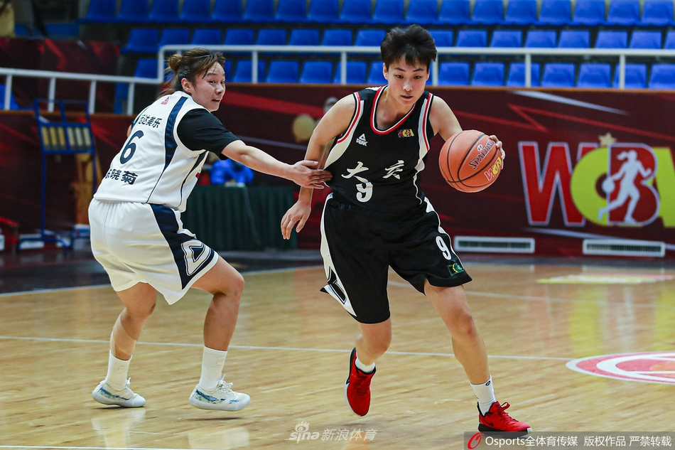 四川女篮替补席在进球瞬间沸腾，球员们挥舞着毛巾起身欢呼，脸上洋溢着兴奋与喜悦