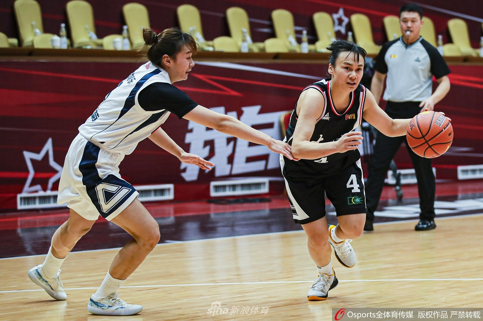 四川女篮首发五虎目光如炬，开场前击掌鼓劲，空气中弥漫着必胜的坚定信念