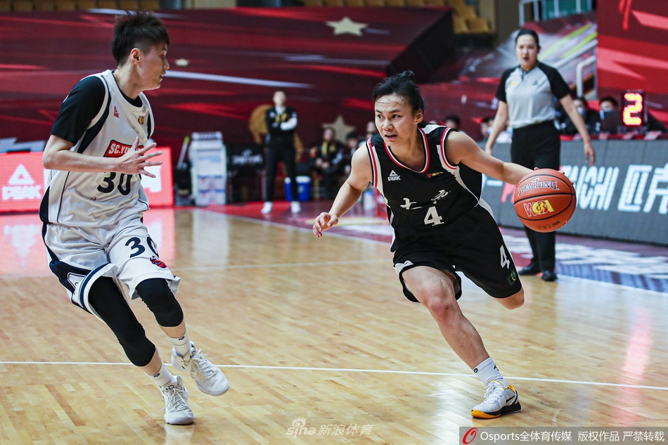 纪妍妍指导在场边神情严肃地布置战术，双手比划着战术路线，眼神中透露出对弟子的殷切期望