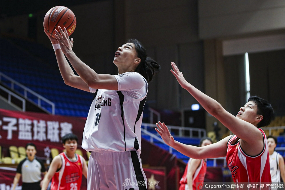 比赛结束后，东莞女篮的球员们在场边相互击掌庆祝，她们的脸上洋溢着胜利的喜悦，身后的教练组也露出欣慰的笑容，整个团队沉浸在欢乐的氛围中。