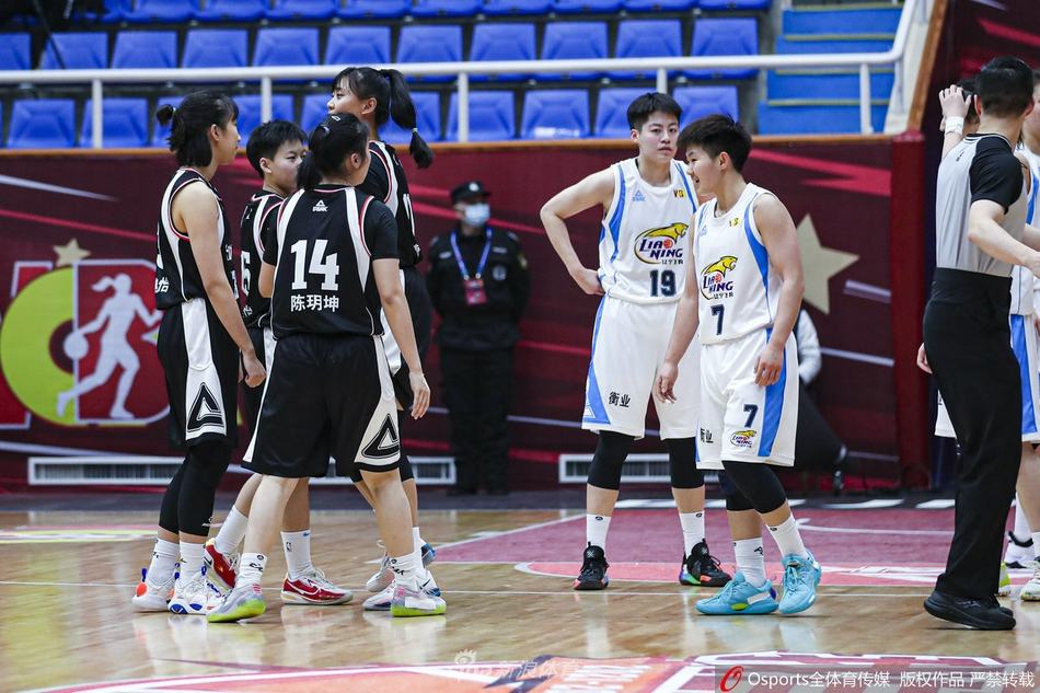 比赛结束后,FUSC联队球员们围在一起击掌庆祝,脸上洋溢着青春无畏的灿烂笑容