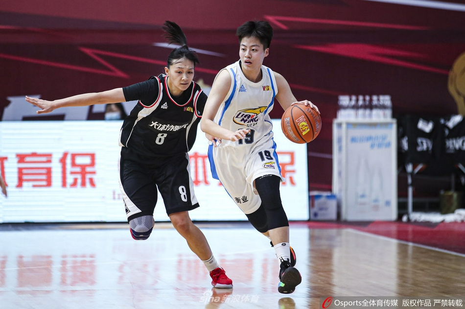 FUSC联队球员在辽宁女篮严密防守下依然自信组织进攻,眼神中透出大学生球员的灵性与专注