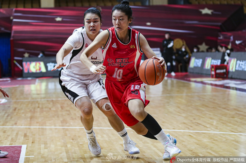 双方球员在篮下激烈地争抢篮板球，手臂交织在一起，肌肉碰撞的紧张感仿佛能穿透屏幕，每个人都为了球权倾尽全力。