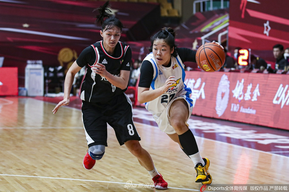 FUSC联队球员跳起抢断成功,身体在空中形成一道优美的弧线,瞬间点燃了全场活力