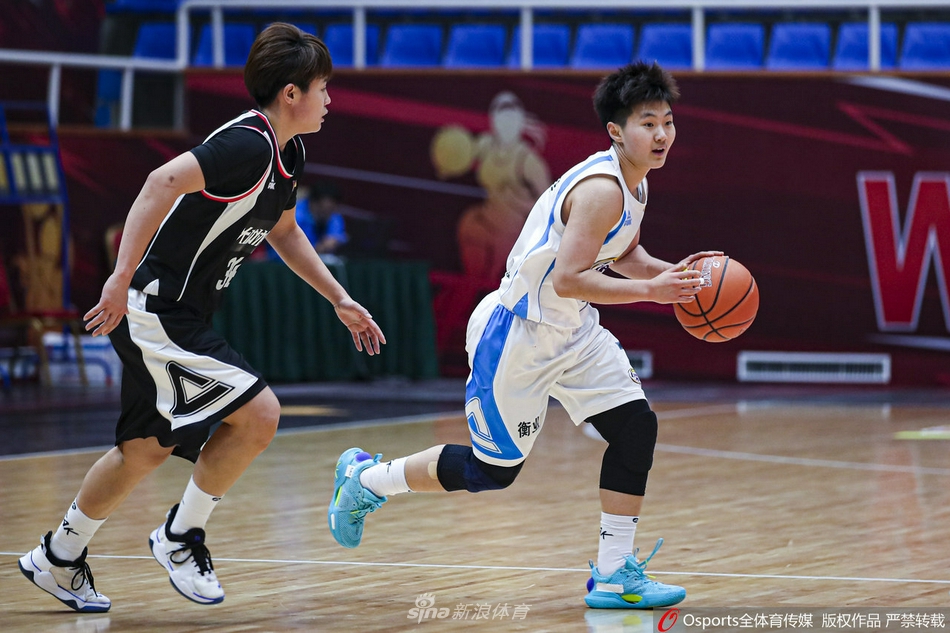 辽宁女篮核心球员在进攻中遭遇FUSC联队两人包夹,她奋力护球的瞬间展现了职业球员的坚韧
