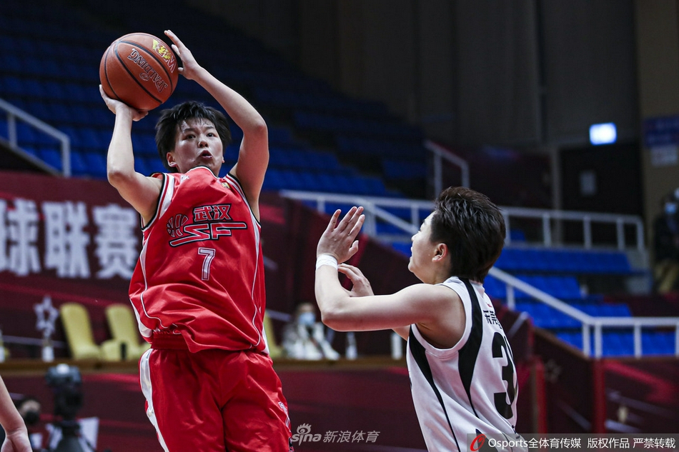 东莞队后卫在对方严密的防守下，用一个灵巧的变向过掉了防守人，她身形低伏，篮球仿佛黏在手上，正准备加速突破上篮。