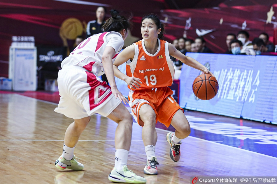 山西女篮外线核心武桐桐持球快速推进，面对防守悍将黄思静，她试图用节奏变化撕开对手的防线