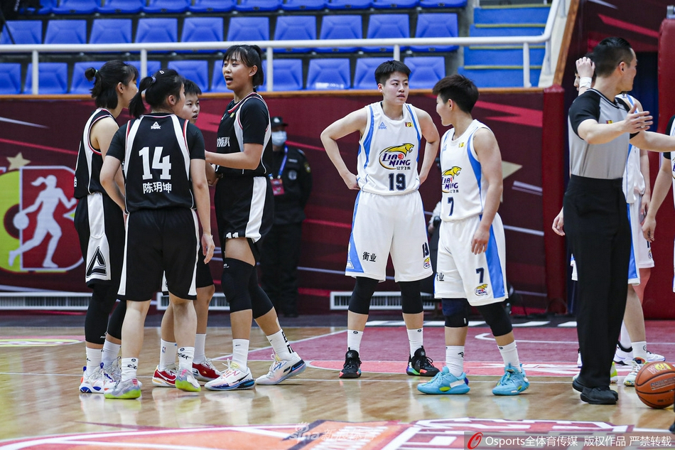 FUSC联队球员篮下强打,利用灵活脚步晃开防守后柔和出手,展现扎实的内线进攻技巧