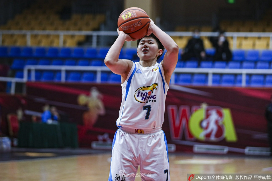 辽宁女篮教练在场边激动地指挥战斗,肢体语言丰富,迫切希望球队能逆转场上局势