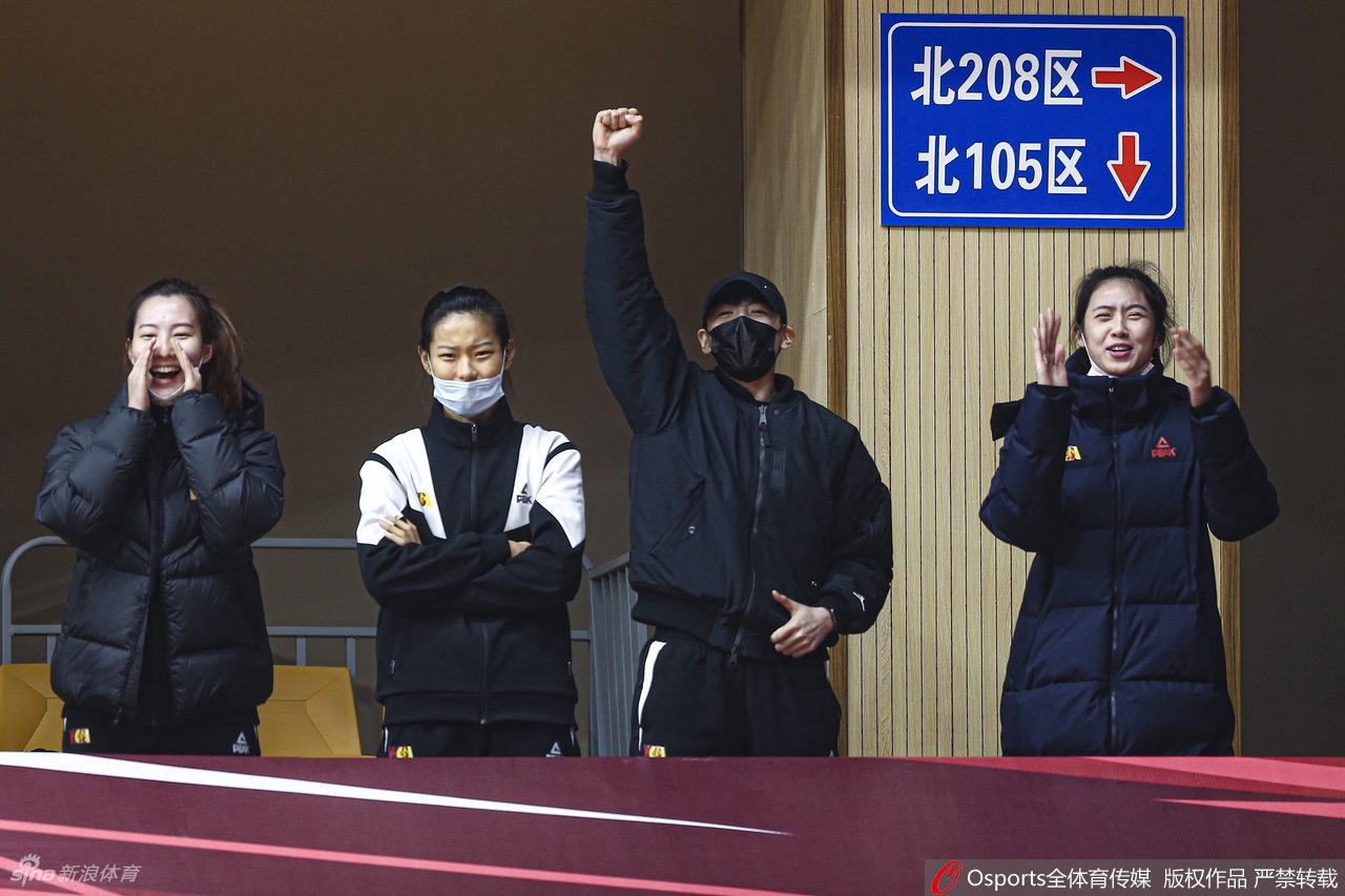 比赛结束后,杨舒予起身离场,她的目光依然停留在赛场上,仿佛在回味着刚才的每一个精彩瞬间。