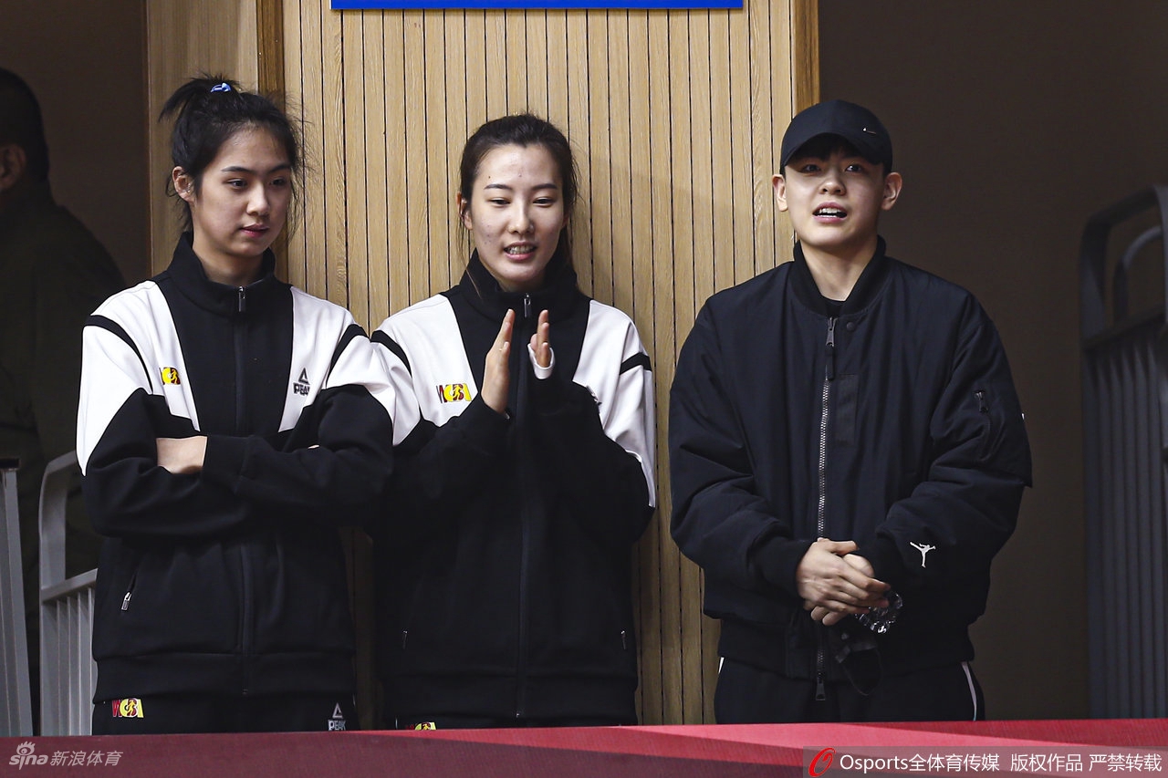 杨舒予神情专注地坐在场边,眼神紧紧追随赛场上飞驰的篮球,一旁的卓识也沉浸在紧张的对决氛围中。
