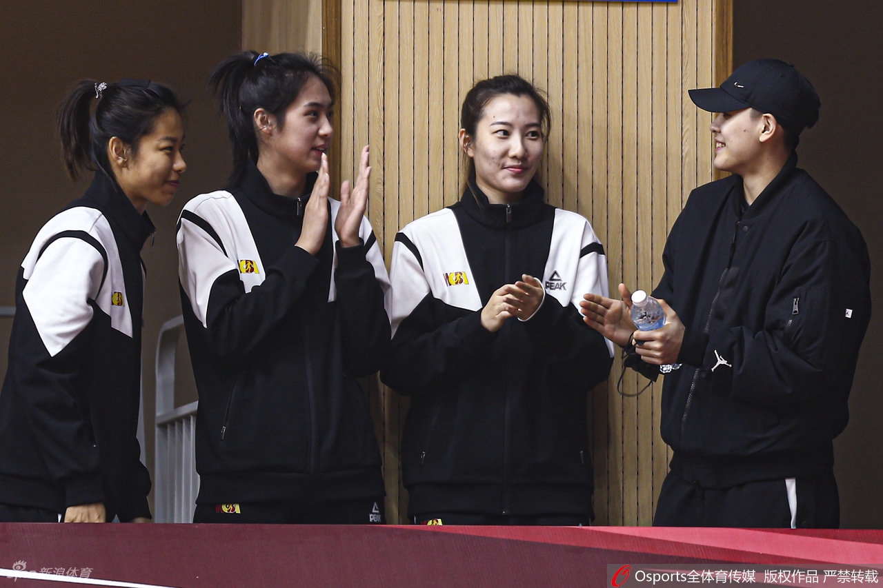 内蒙古女篮队员发动快攻,白衣球员如离弦之箭般持球推进,四川队防守球员迅速退防形成对峙。