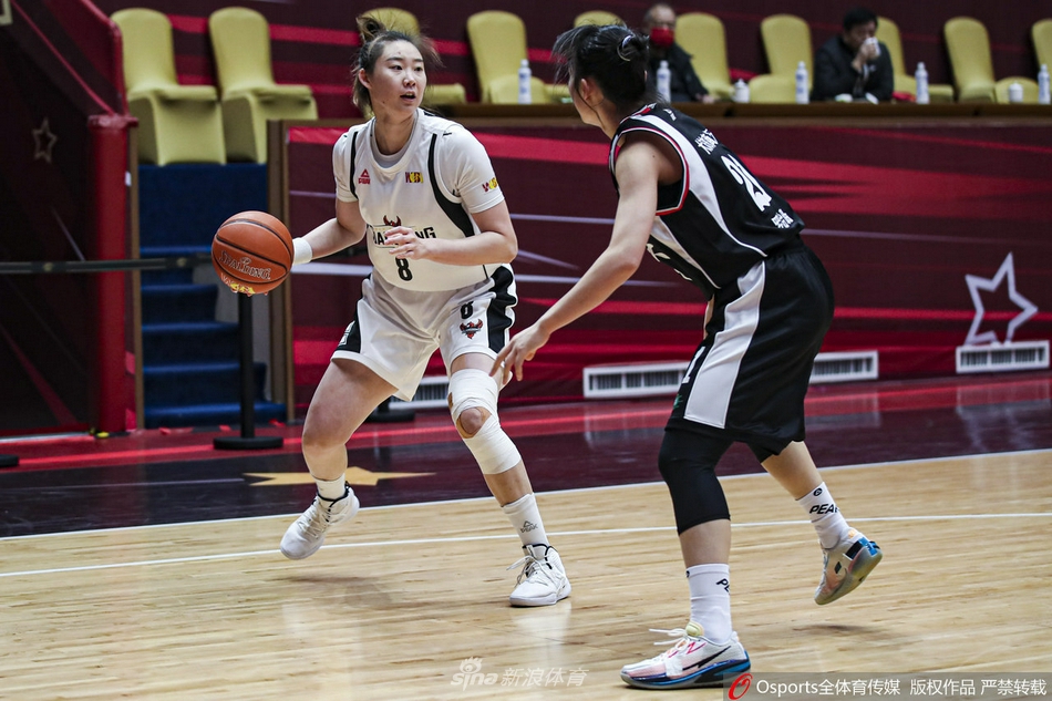 赛后双方球员相互致意，汗水浸透战袍，对手间的尊重与友谊在此刻闪光