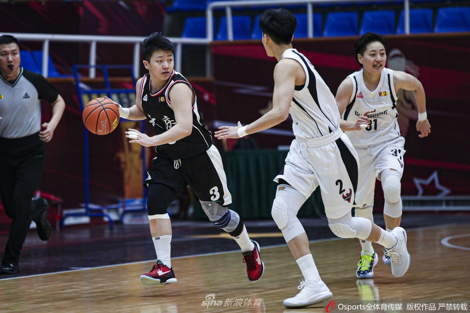 东莞女篮核心球员持球瞬间，她犹如一支离弦之箭，冲破防守直捣黄龙