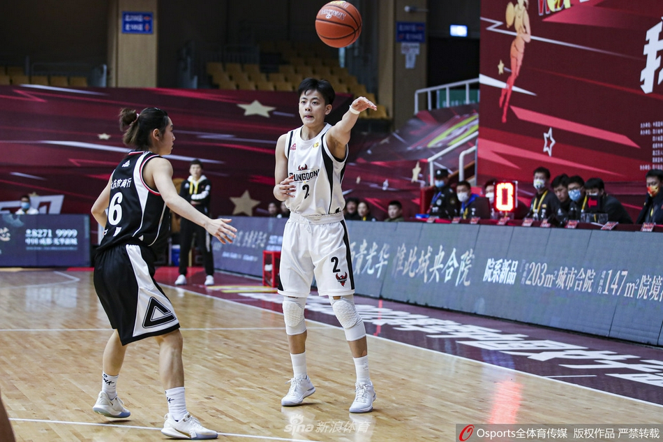 大庆女篮组织进攻，控卫冷静观察队友跑位，试图用一记妙传撕开对手防线