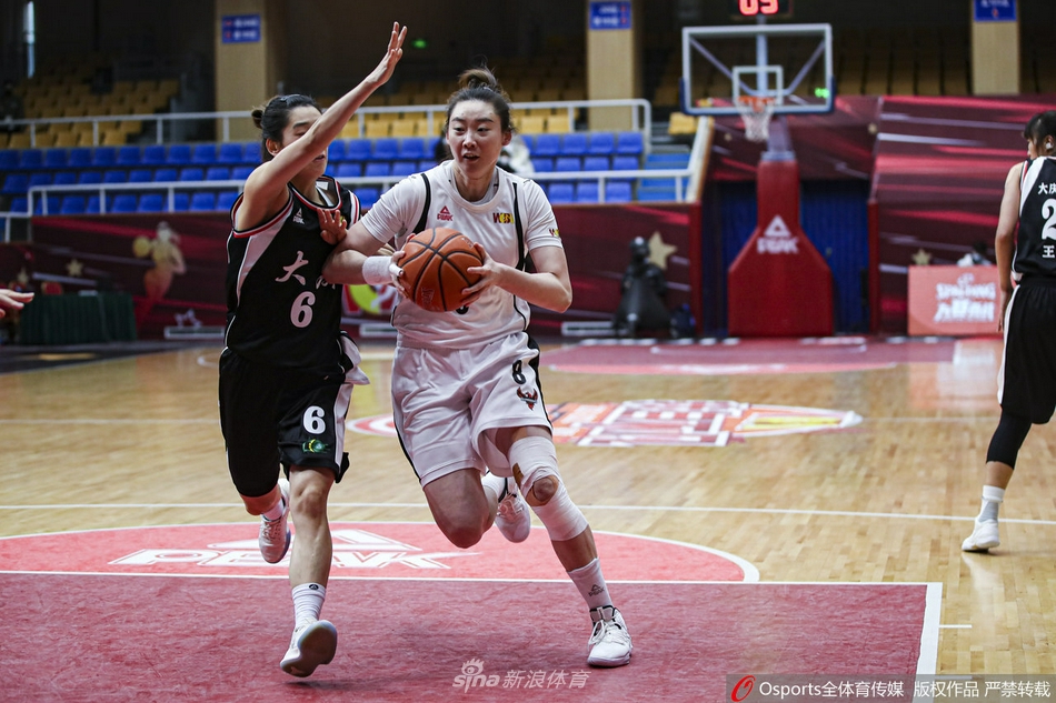 东莞女篮庆祝得分，场边替补席沸腾，队友们挥舞毛巾为场上精彩表现喝彩